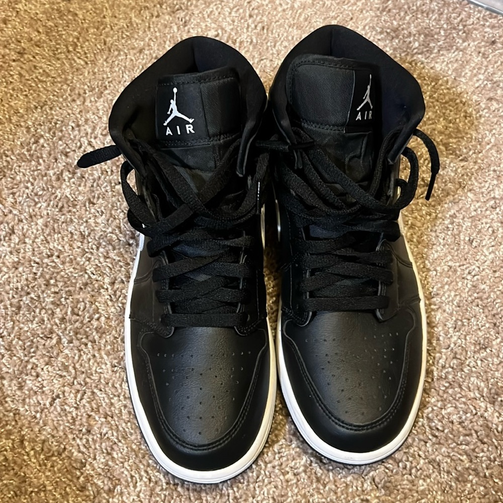 Black Jordan 1 Mid’s